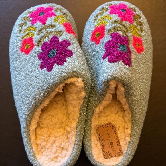 NATURAL LIFE Icon Sherpa Slippers Blue Folk Flower NWT - Picture 1 of 5